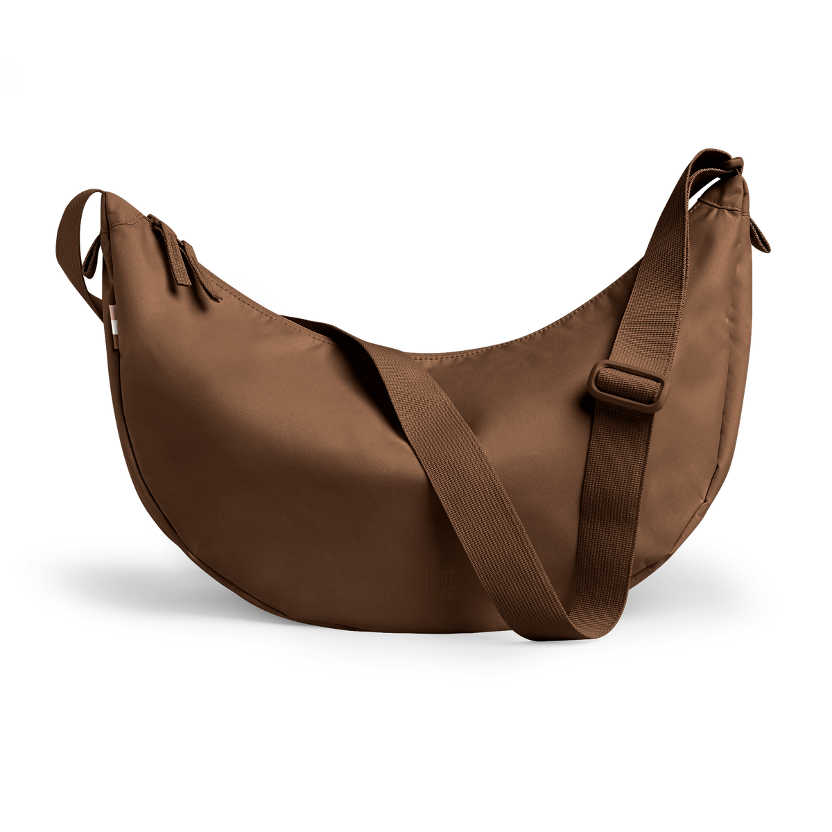 MOON BAG LARGE Tasche in trench (warmes Goldbraun) als Studioaufnahme in Frontansicht.