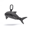 CHARM SHARK Accessoire als Haifisch-förmige Tasche mit Karabiner in Frontansicht.