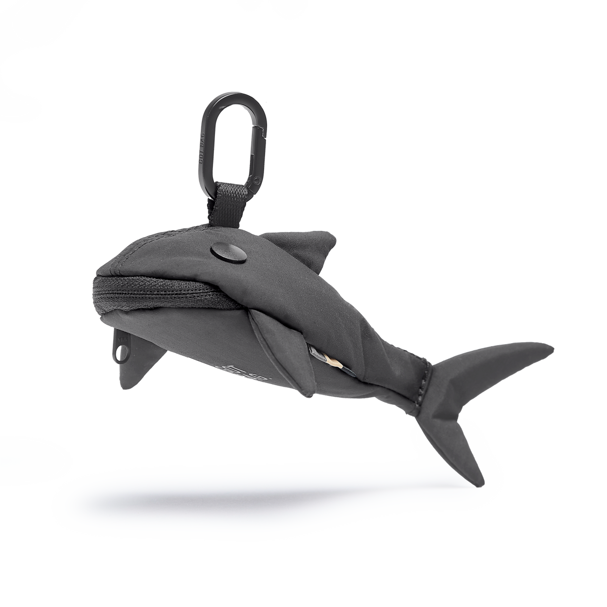 CHARM SHARK Accessoire als Haifisch-förmige Tasche mit Karabiner in Frontansicht.