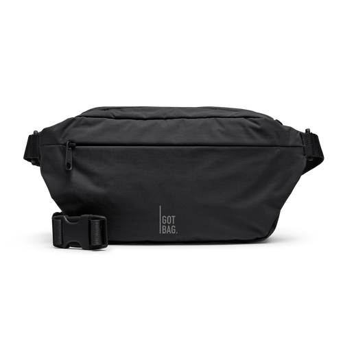 ADAPT SLING BAG Tasche in black (Schwarz) als Studioaufnahme in Frontansicht.