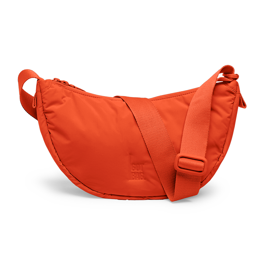 CLOUD MOON BAG SMALL Tasche in hot coral (knalliges Orange) als Studioaufnahme in Frontansicht.