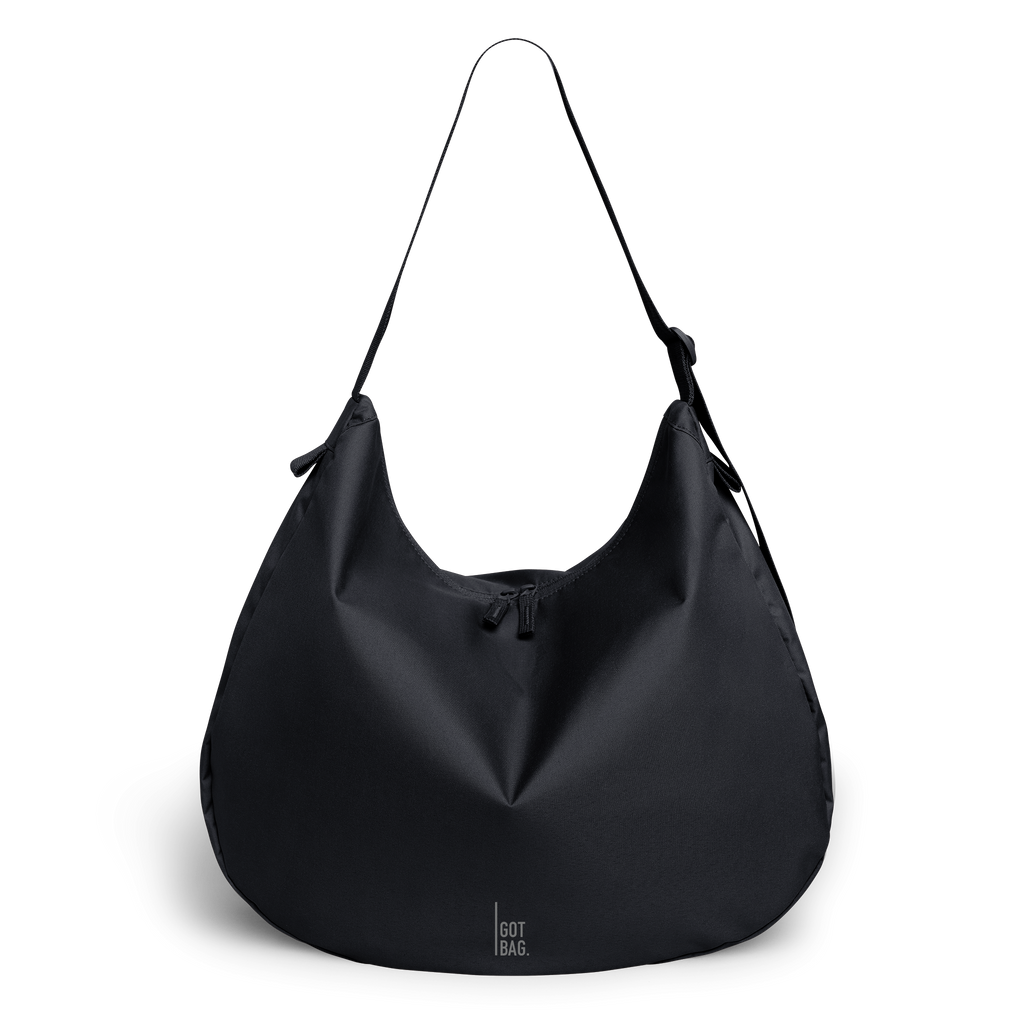 CURVED BAG MONOCHROME EDITION Tasche in black (Schwarz) als Studioaufnahme in Frontansicht.