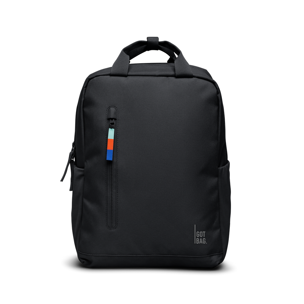DAYPACK 2.0 Rucksack in black (Schwarz) als Studioaufnahme in Frontansicht.