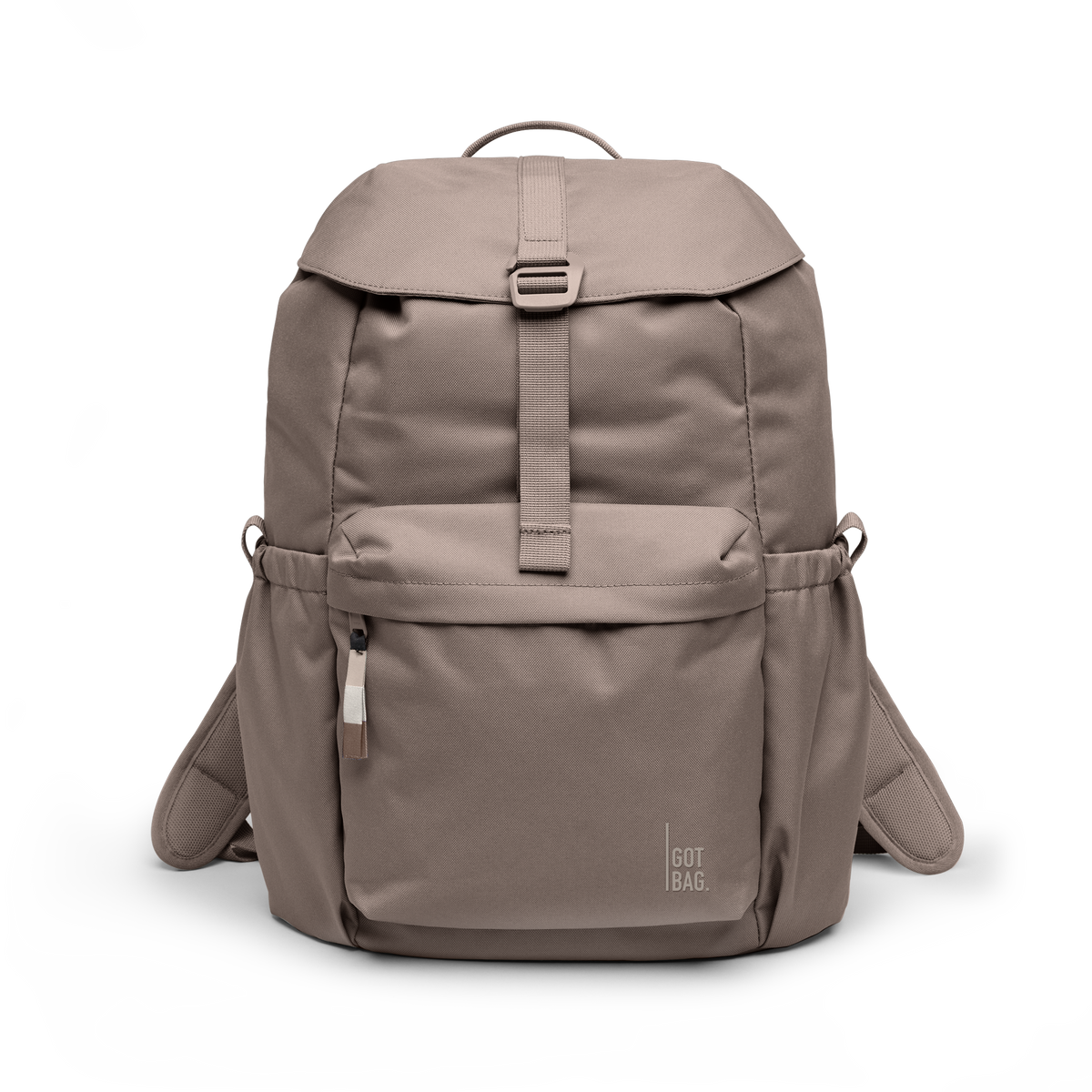 FLAP PACK Rucksack in oyster (klassisches Taupe-Braun) als Studioaufnahme in Frontansicht.