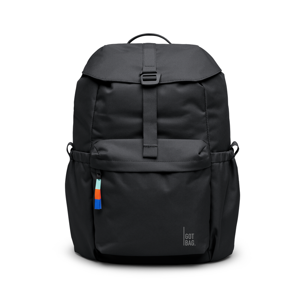 FLAP PACK Rucksack in black (Schwarz) als Studioaufnahme in Frontansicht.