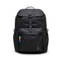 FLAP PACK Rucksack in black (Schwarz) als Studioaufnahme in Frontansicht.
