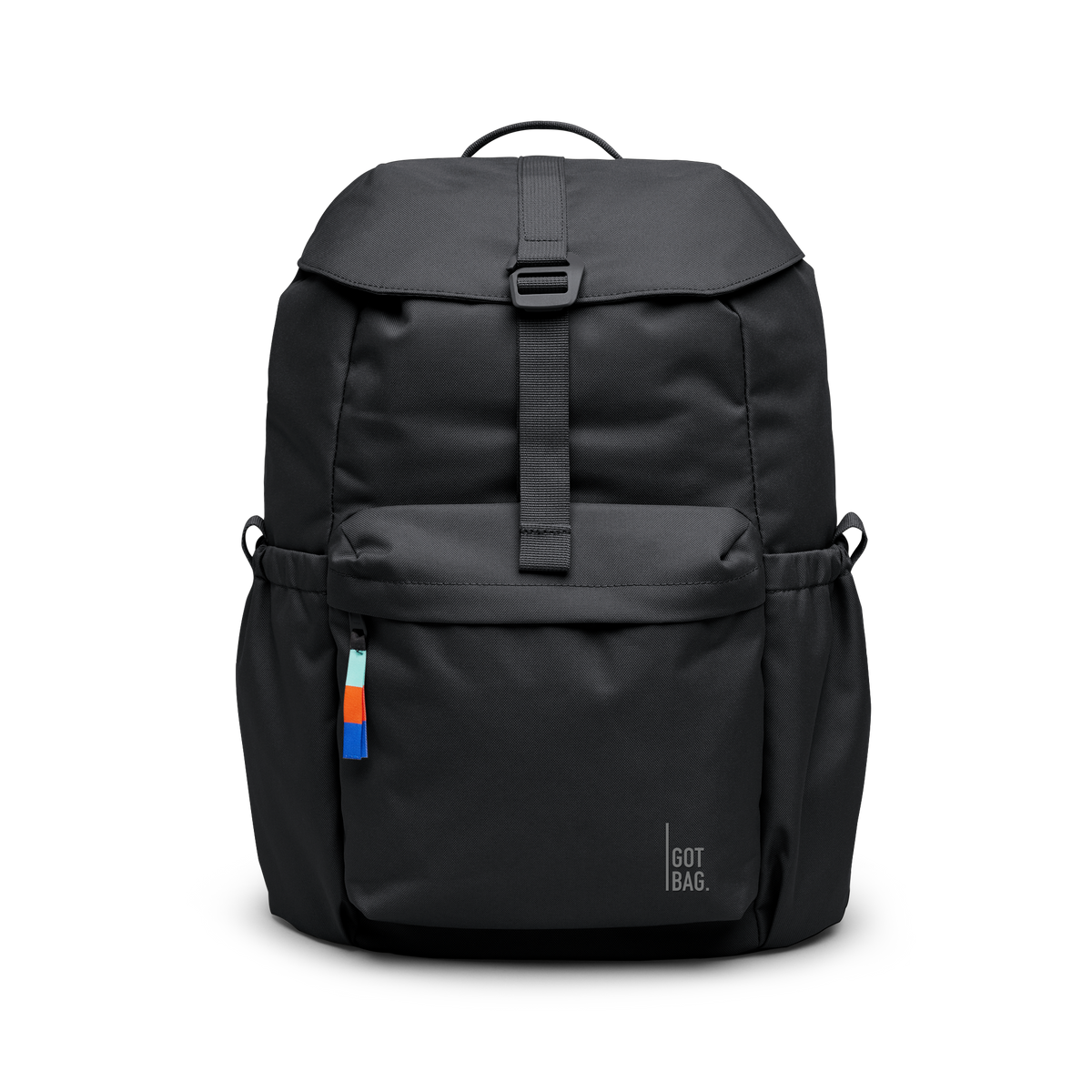 FLAP PACK Rucksack in black (Schwarz) als Studioaufnahme in Frontansicht.