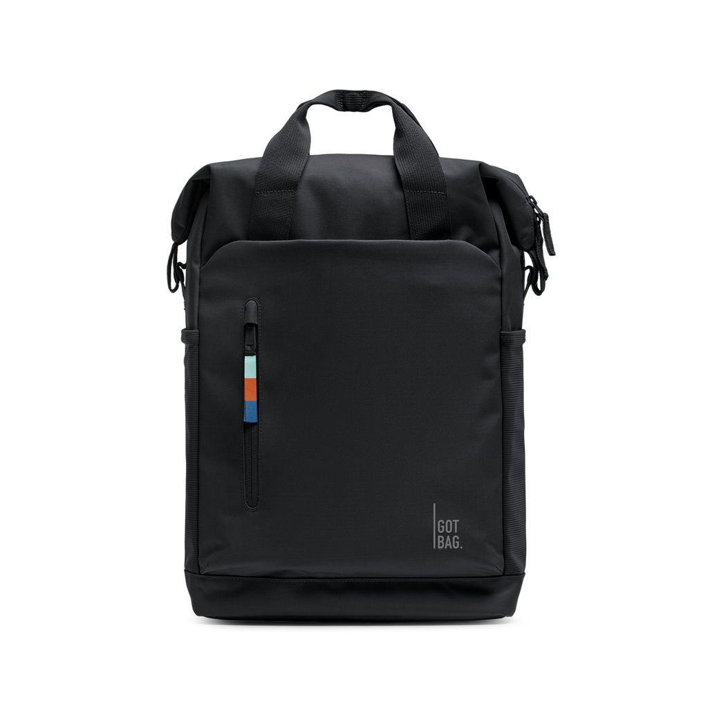 FLOW PACK Rucksack in black (Schwarz) als Studioaufnahme in Frontansicht.