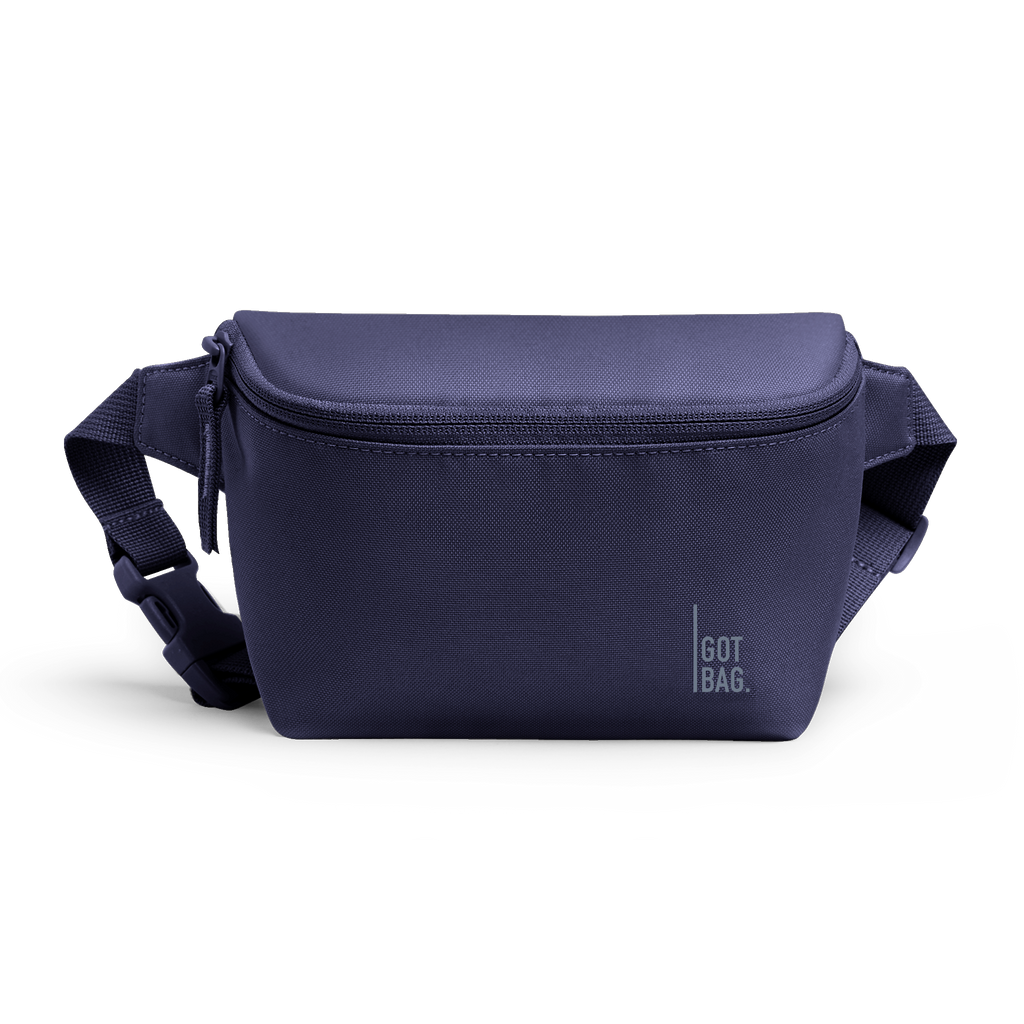 HIP BAG Tasche in tide (tiefes Dunkelblau mit Lilastich) als Studioaufnahme in Frontansicht.