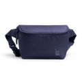 HIP BAG Tasche in tide (tiefes Dunkelblau mit Lilastich) als Studioaufnahme in Frontansicht.