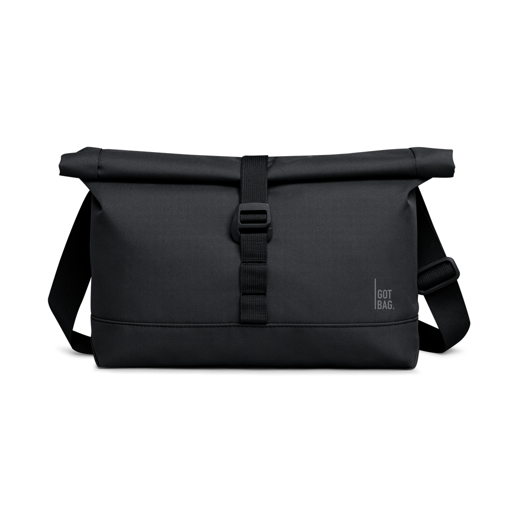 MESSENGER BAG Tasche in black (Schwarz) als Studioaufnahme in Frontansicht.