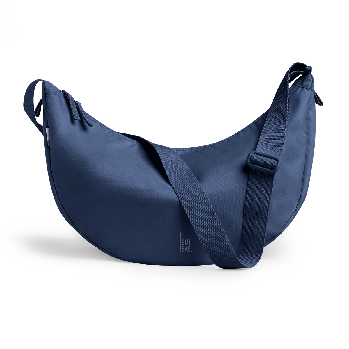 MOON BAG LARGE Tasche in deep ocean (dunkles Marineblau) als Studioaufnahme in Frontansicht.