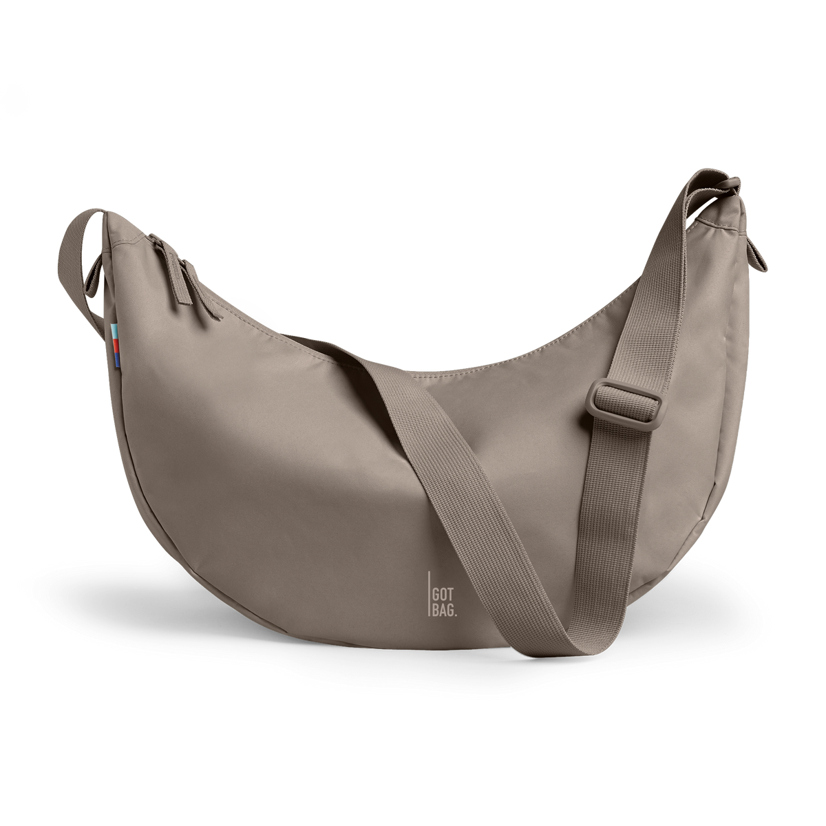 MOON BAG LARGE Tasche in seal (dunkler Beigeton) als Studioaufnahme in Frontansicht.
