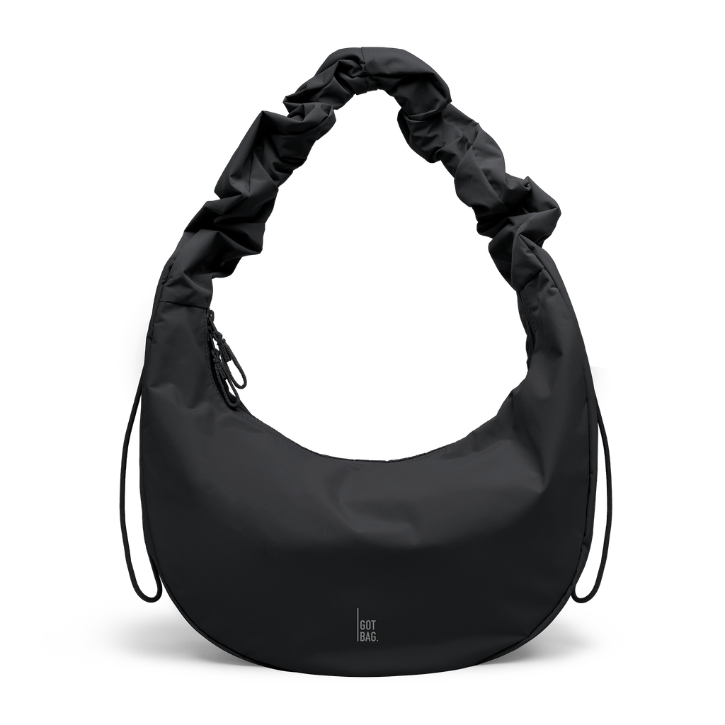 MOON BAG RUFFLE Tasche in black (Schwarz) als Studioaufnahme in Frontansicht.