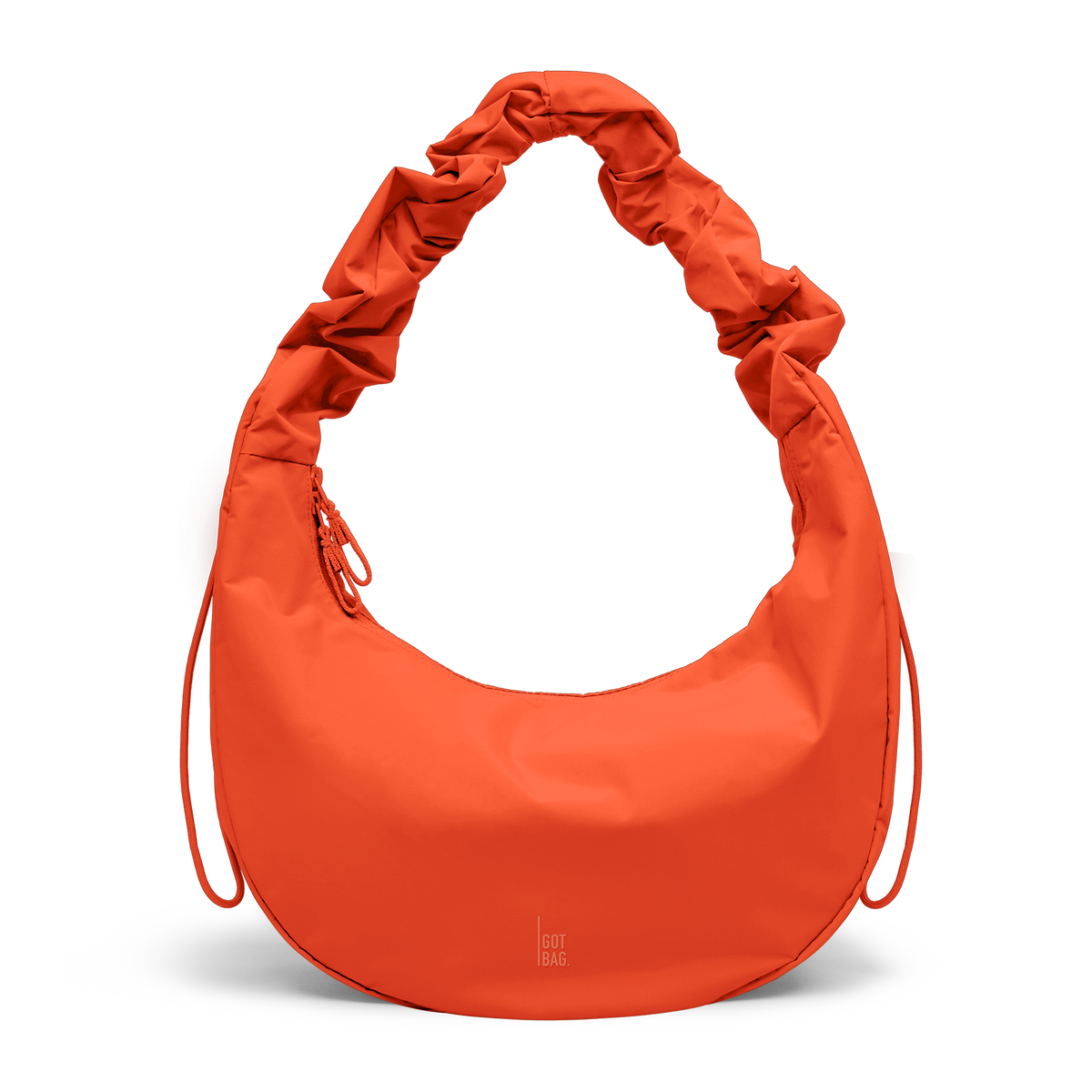 MOON BAG RUFFLE Tasche in hot coral (knalliges Orange) als Studioaufnahme in Frontansicht.