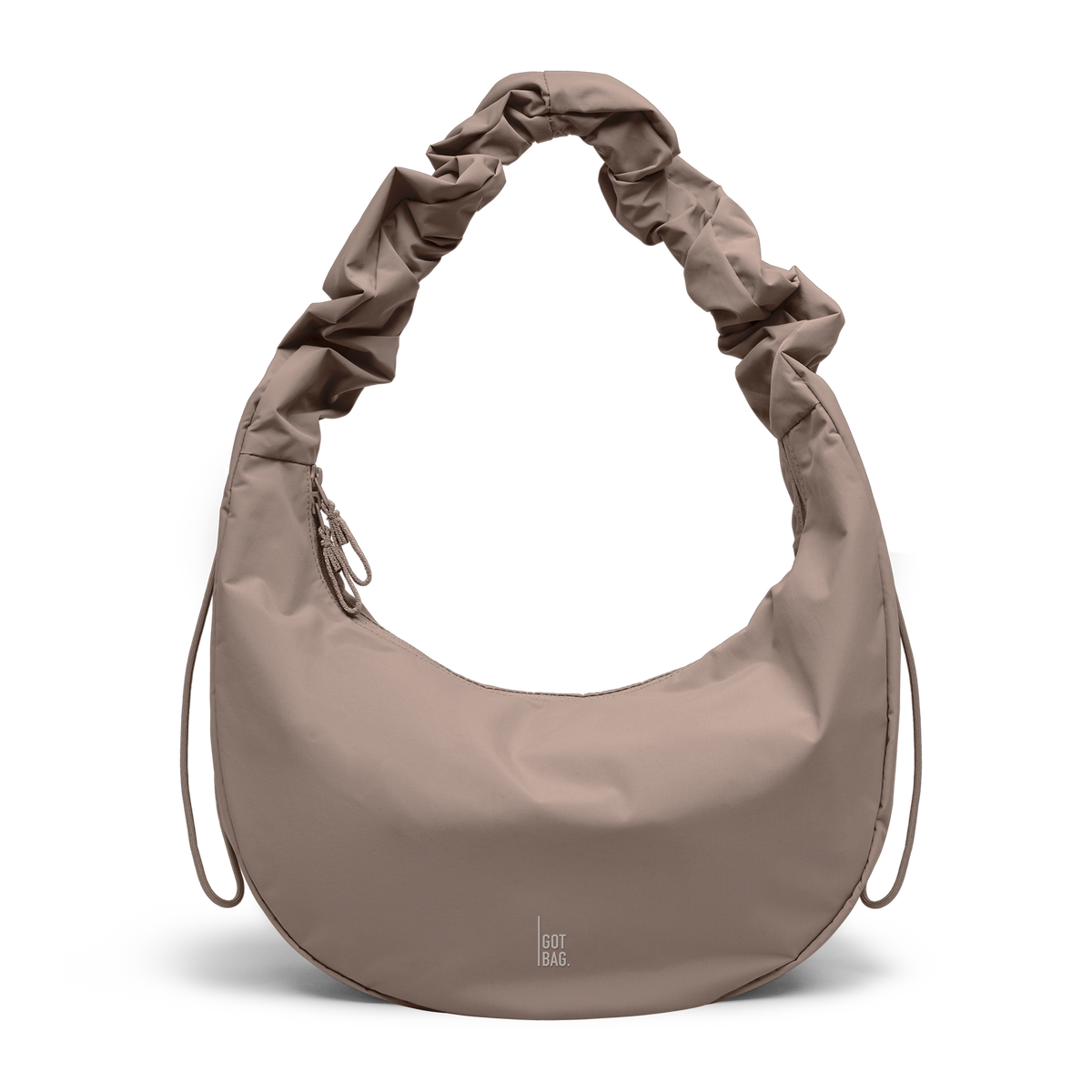 MOON BAG RUFFLE Tasche in oyster (klassisches Taupe-Braun) als Studioaufnahme in Frontansicht.