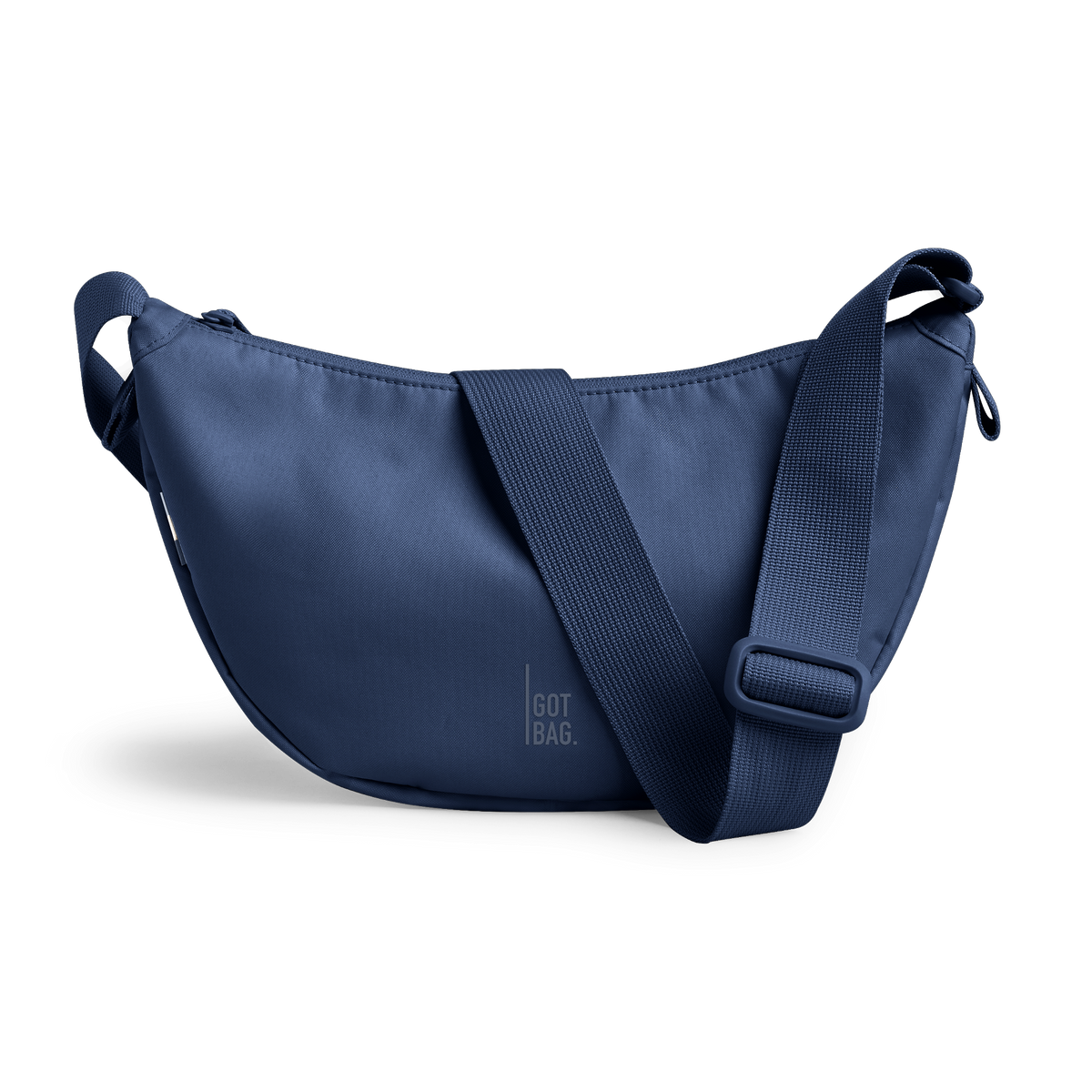 MOON BAG SMALL Tasche in dark ocean (dunkles Marineblau) als Studioaufnahme in Frontansicht.