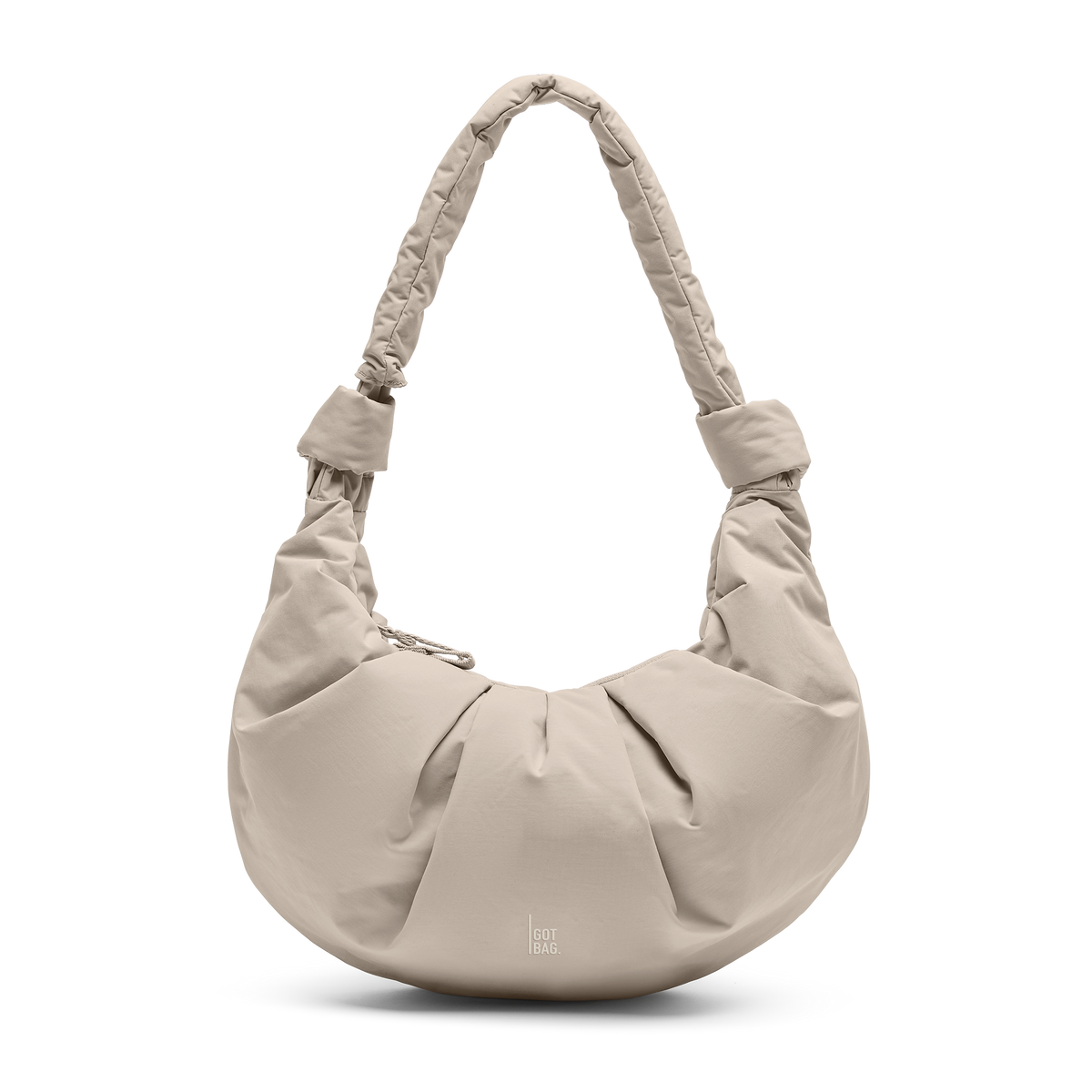 PLEAT MOON BAG LARGE Tasche in scallop (helles Beige) als Studioaufnahme in Frontansicht.