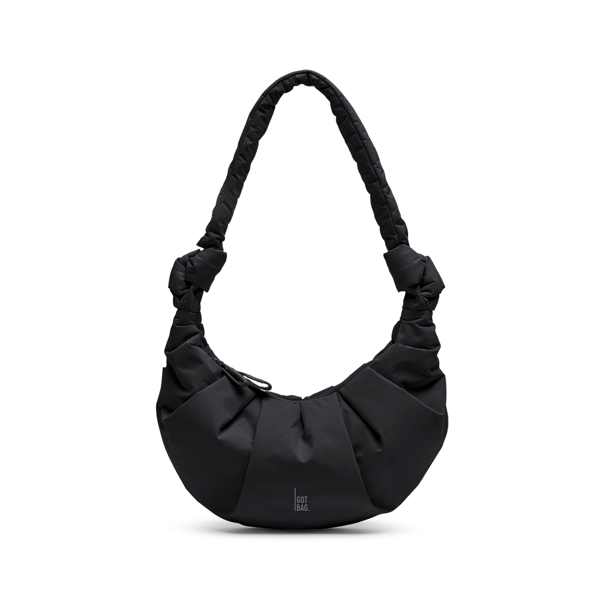 PLEAT MOON BAG SMALL Tasche in black (Schwarz) als Studioaufnahme in Frontansicht.