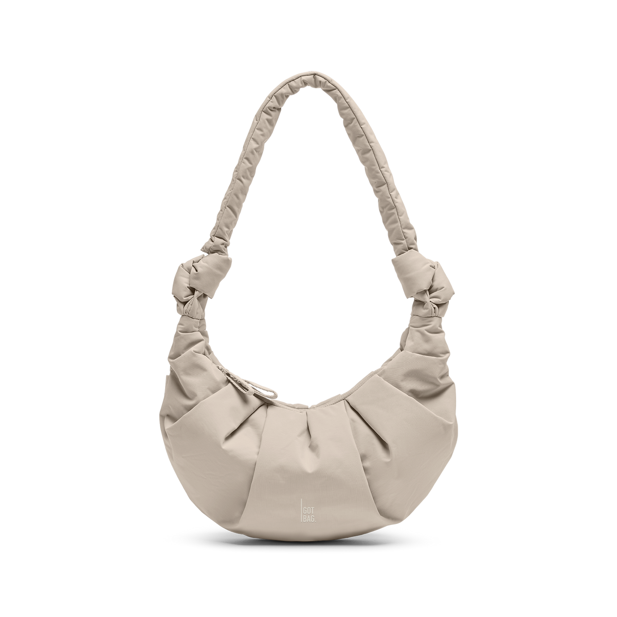 PLEAT MOON BAG SMALL Tasche in scallop (helles Beige) als Studioaufnahme in Frontansicht.