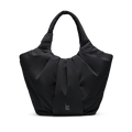 PLEAT TOTE BAG Tasche in black (Schwarz) als Studioaufnahme in Frontansicht.