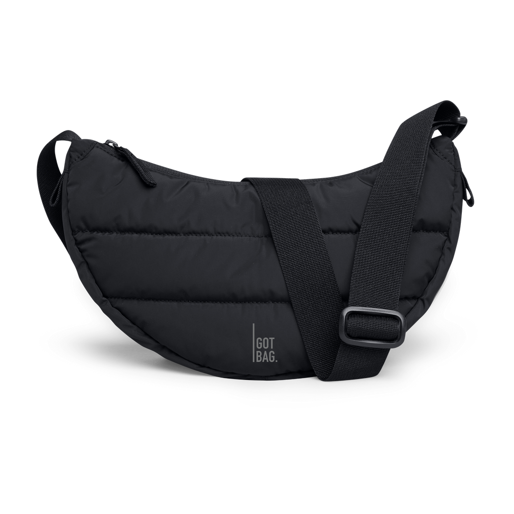 PUFFER MOON BAG SMALL Tasche in black (Schwarz) als Studioaufnahme in Frontansicht.