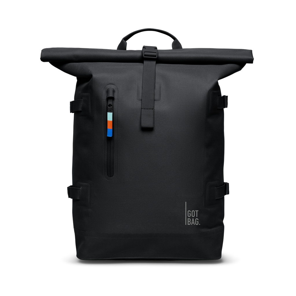ROLLTOP Rucksack in black (Schwarz) als Studioaufnahme in Frontansicht.