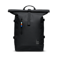 ROLLTOP Rucksack in black (Schwarz) als Studioaufnahme in Frontansicht.