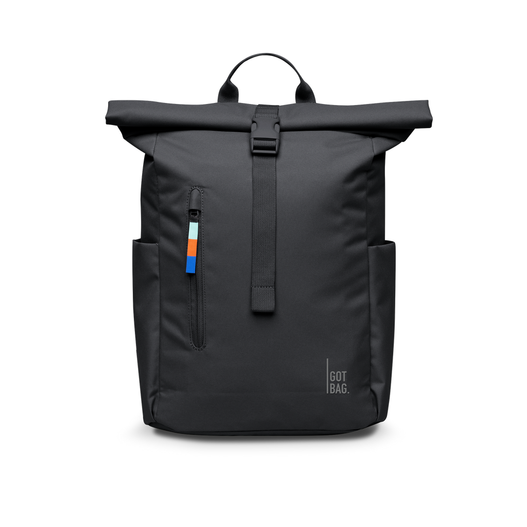 ROLLTOP EASY SMALL Rucksack in black (Schwarz) in Frontansicht.