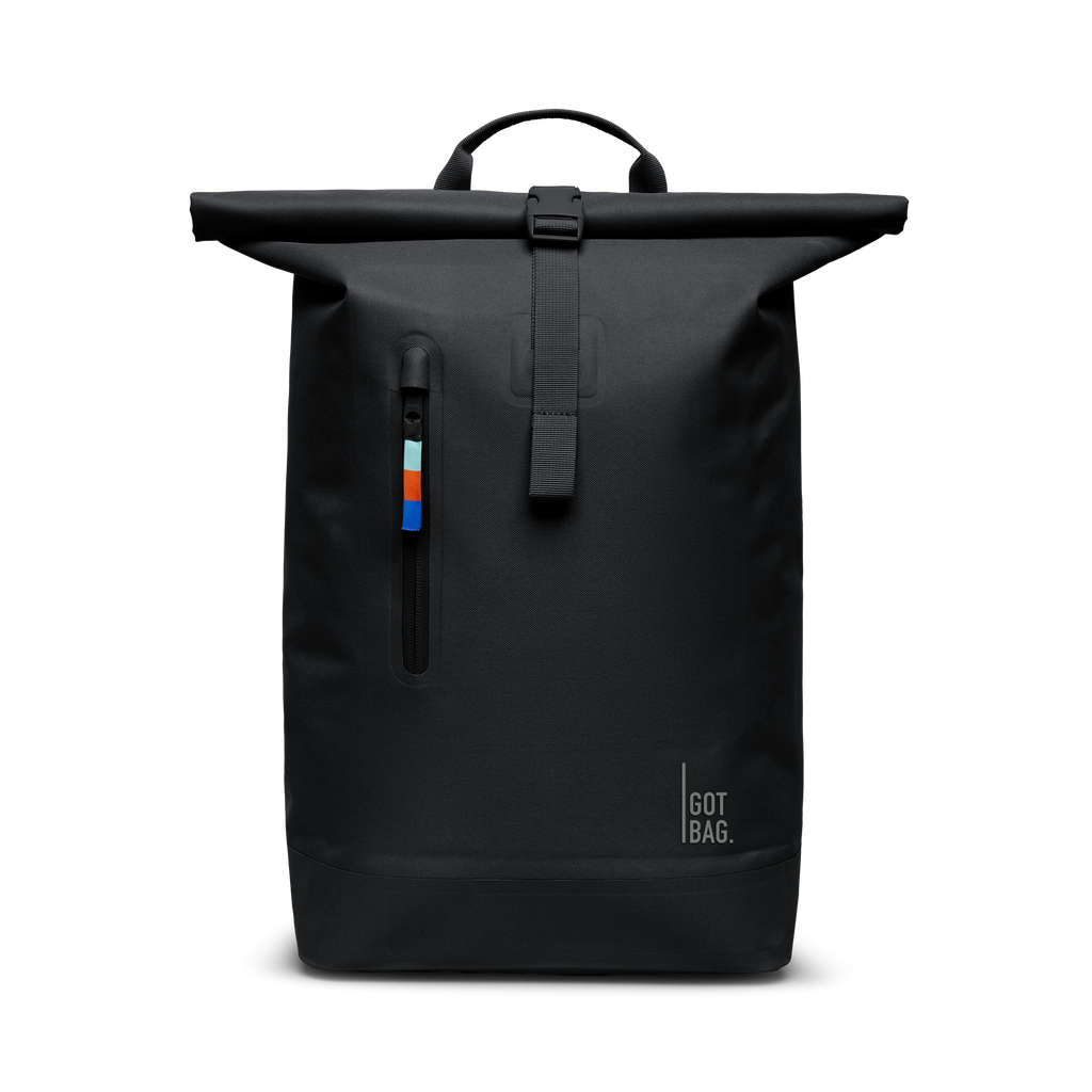 ROLLTOP LITE Rucksack in black (Schwarz) mit Schnallenverschluss und Fronttasche mit farbigem Zipper als Frontansicht.