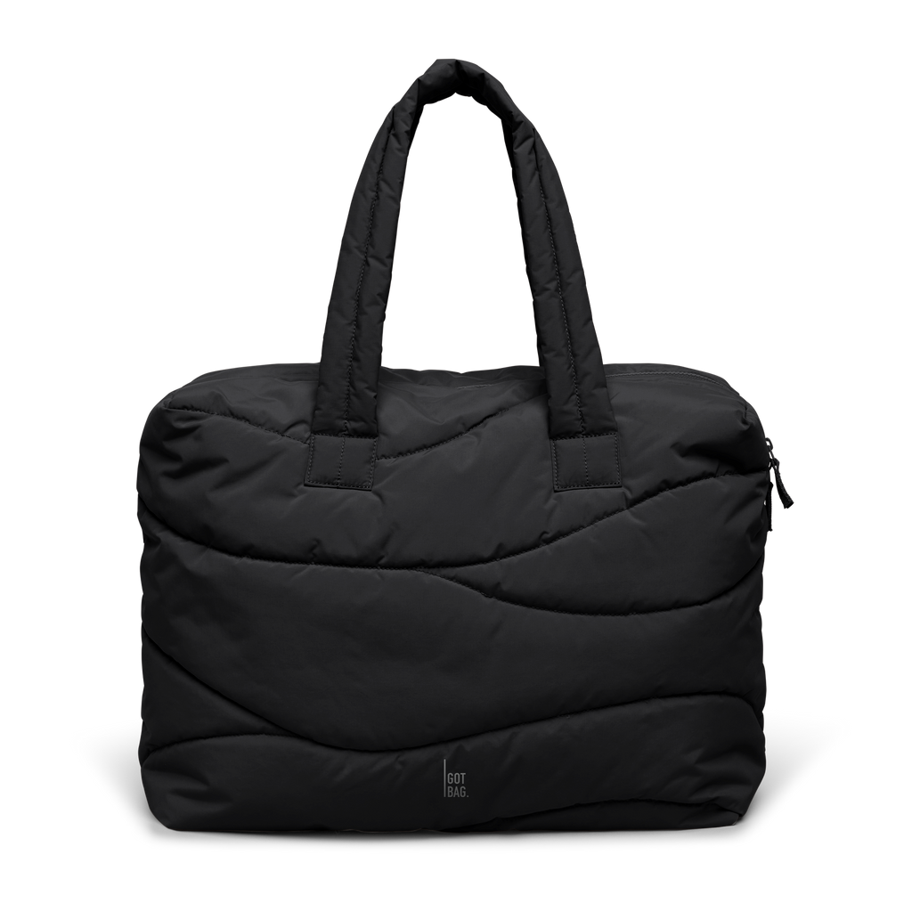 WAVY PUFFER EVERYDAY BAG Tasche in black (Schwarz) als Studioaufnahme in Frontansicht.