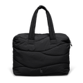 WAVY PUFFER EVERYDAY BAG Tasche in black (Schwarz) als Studioaufnahme in Frontansicht.