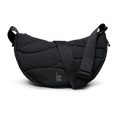 WAVY PUFFER MOON BAG Tasche in black (Schwarz) als Studioaufnahme in Frontansicht.